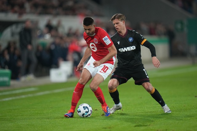 Der Karlsruher SC um Dzenis Burnic (r)...Kickers Offenbach um Dimitrij Nazarov.  | Foto: Thomas Frey/dpa