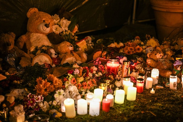 Kerzen und Blumen an der Unfallstelle,...erfasst und get&ouml;tet worden waren.  | Foto: Marius Bulling/dpa