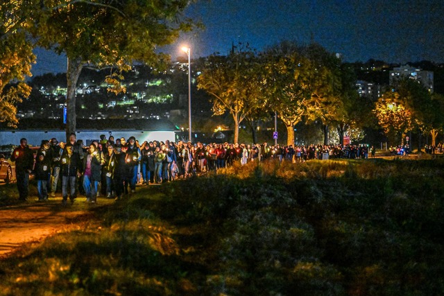 Der Trauermarsch ging von der Kirche S...legenen Unfallort vor einem Sportpark.  | Foto: Marius Bulling/dpa