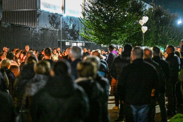 Insgesamt nahmen einige Hundert Trauer...marsch f&uuml;r die Verstorbenen teil.  | Foto: Marius Bulling/dpa