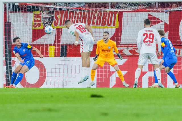 K&ouml;lns Lemperle k&ouml;pft das 1:0 gegen Kiel  | Foto: Rolf Vennenbernd/dpa