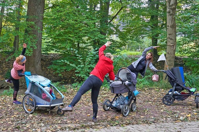 Der Kinderwagen, aber auch die Kinder ...tel bei den Kursen von Ricarda Friebe.  | Foto: Annkatrin Schultze