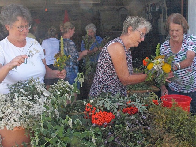 Das Binden der  Kruterbschel fr Mar...Landfrauen &#8211; aber nicht nur das.  | Foto: Karin Stckl-Steinebrunner