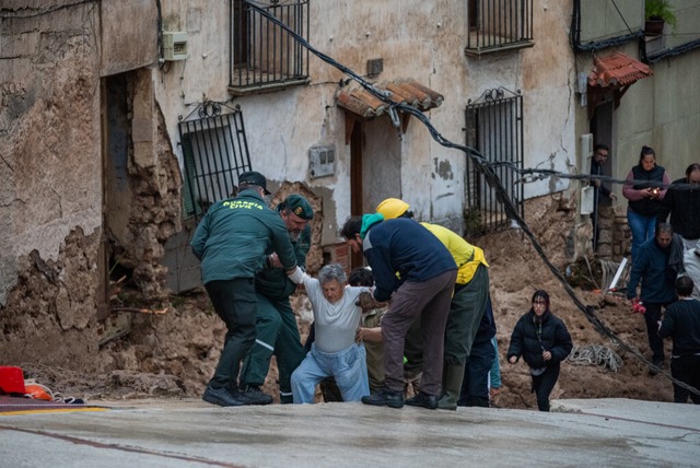 Rettungsdienste helfen in Albacete.  | Foto: Vctor Fernndez (dpa)