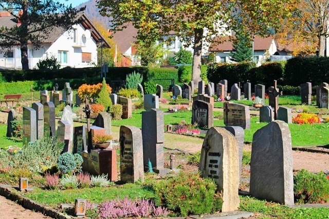 An Allerheiligen schmcken Katholiken ... so wie hier auf dem Friedhof in Wehr.  | Foto: Marianne Bader