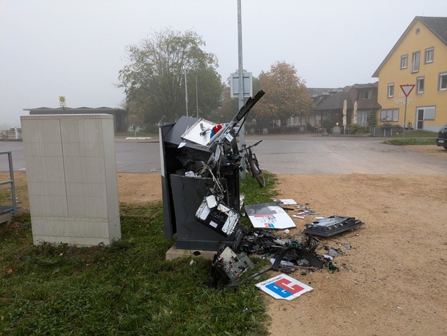 Der Automat an der Landstrae in Burkheim am Morgen nach der Sprengung  | Foto: Thomas Rhenisch