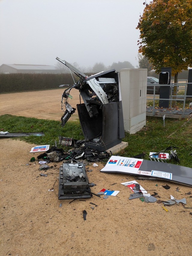 Der Automat an der Landstrae in Burkheim am Morgen nach der Sprengung  | Foto: Thomas Rhenisch