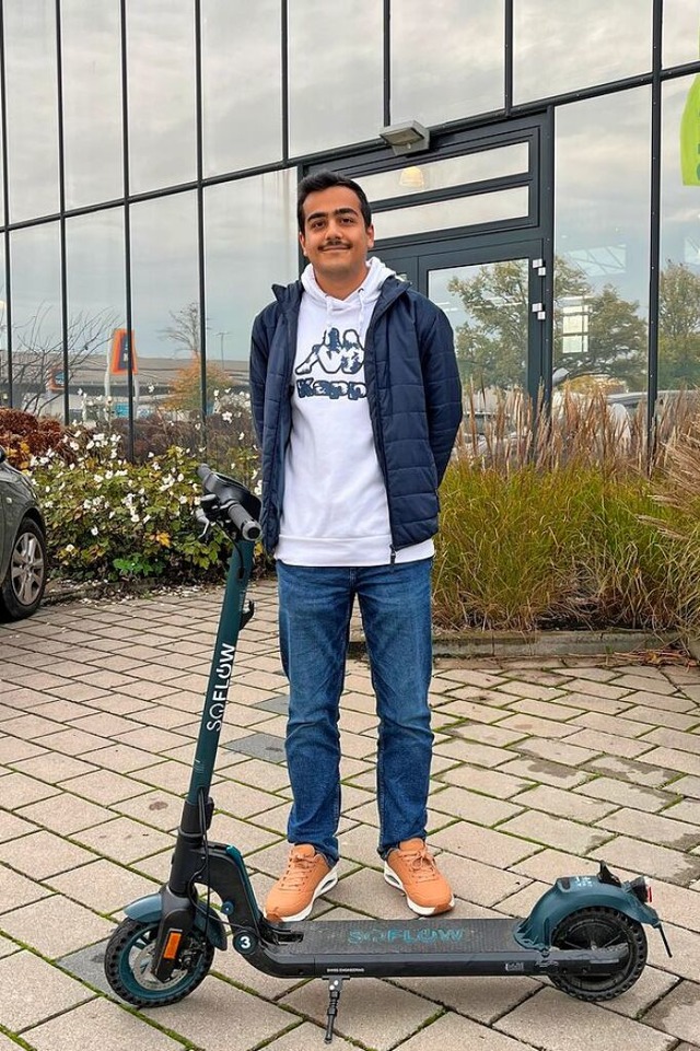 Youssef Sulaiman ist mit seinem E-Scoo...reizeit spielt er am liebsten Fuball.  | Foto: Gerold Erb