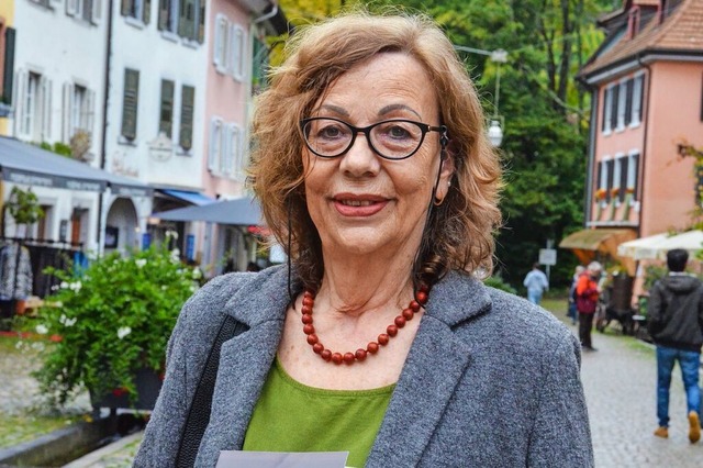 Vera Eichholz-Rhode mit ihrem Stadtfhrer.  | Foto: Gabriele Hennicke