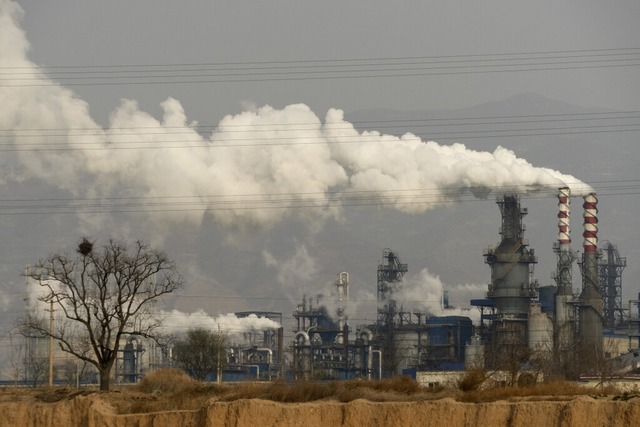 Rauch steigt aus einer Anlage zur Vera...ng von Kohle zu Industrieru in China.  | Foto: Olivia Zhang (dpa)