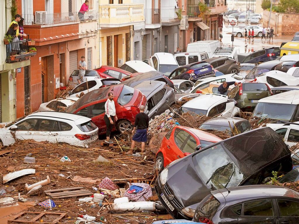 In Valencia haben Wassermassen Autos wie Spielzeuge aufgestapelt.