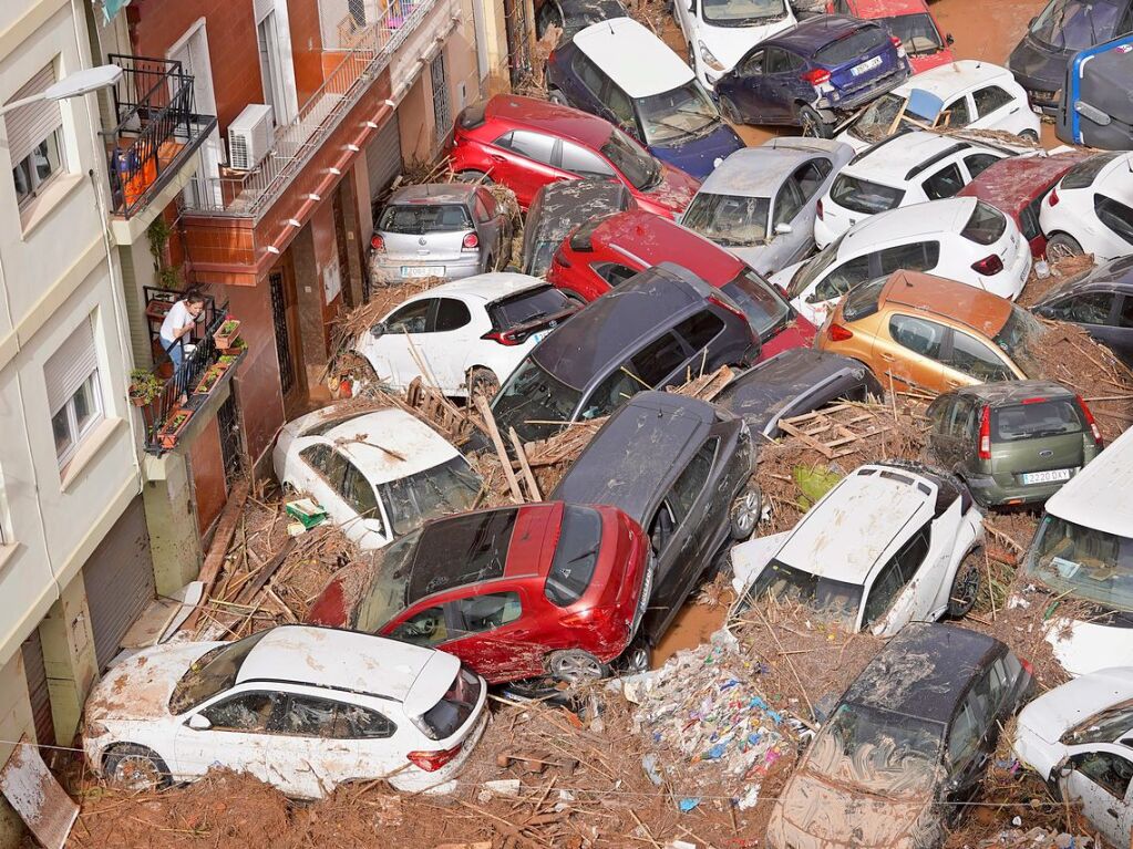 In Valencia haben Wassermassen Autos wie Spielzeuge aufgestapelt.