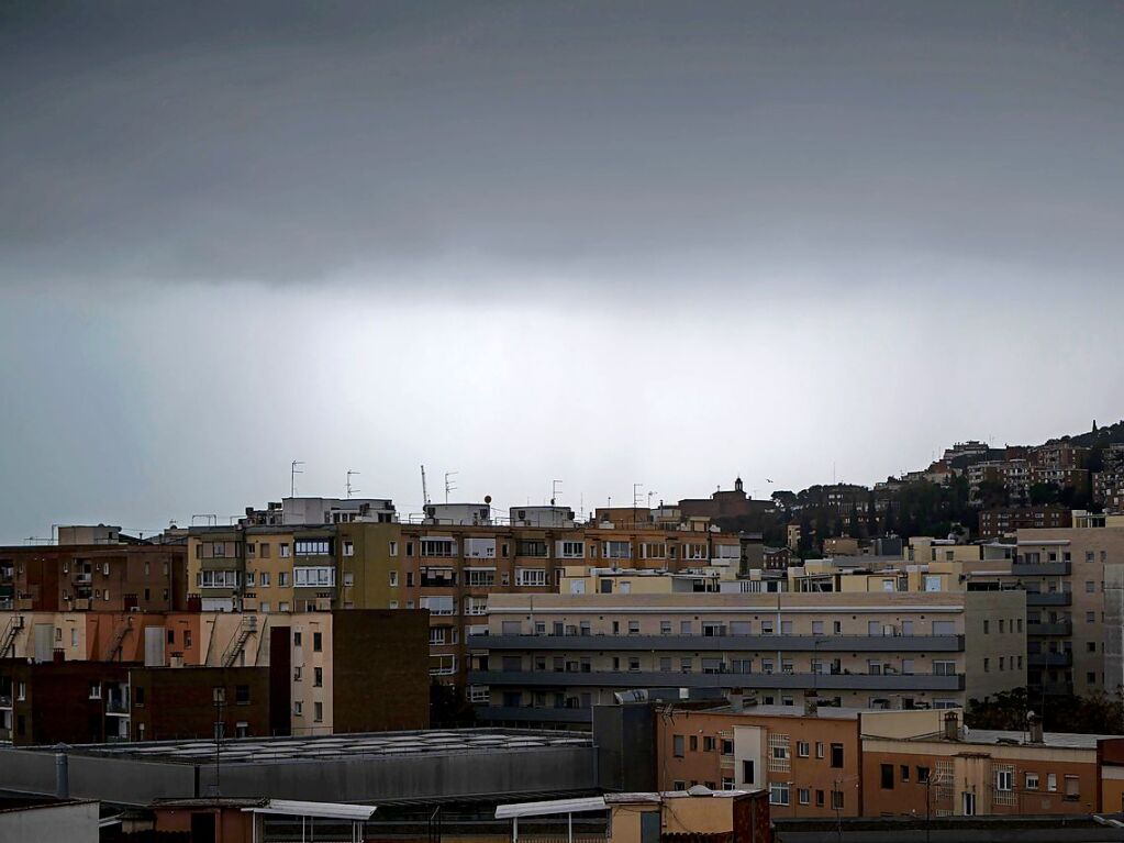 Dunkle Wolken ber Barcelona.