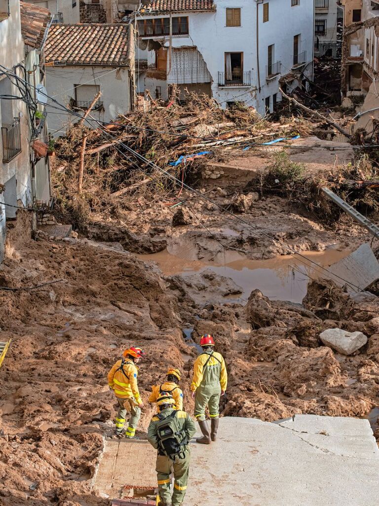 Letur: Feuerwehrleute arbeiten in einem betroffenen Gebiet. Insgesamt 133 Einsatzkrfte verschiedener Hilfsorganisationen sind in der Stadt Letur in Albacete im Einsatz, die nach heftigen Regenfllen verwstet wurde.