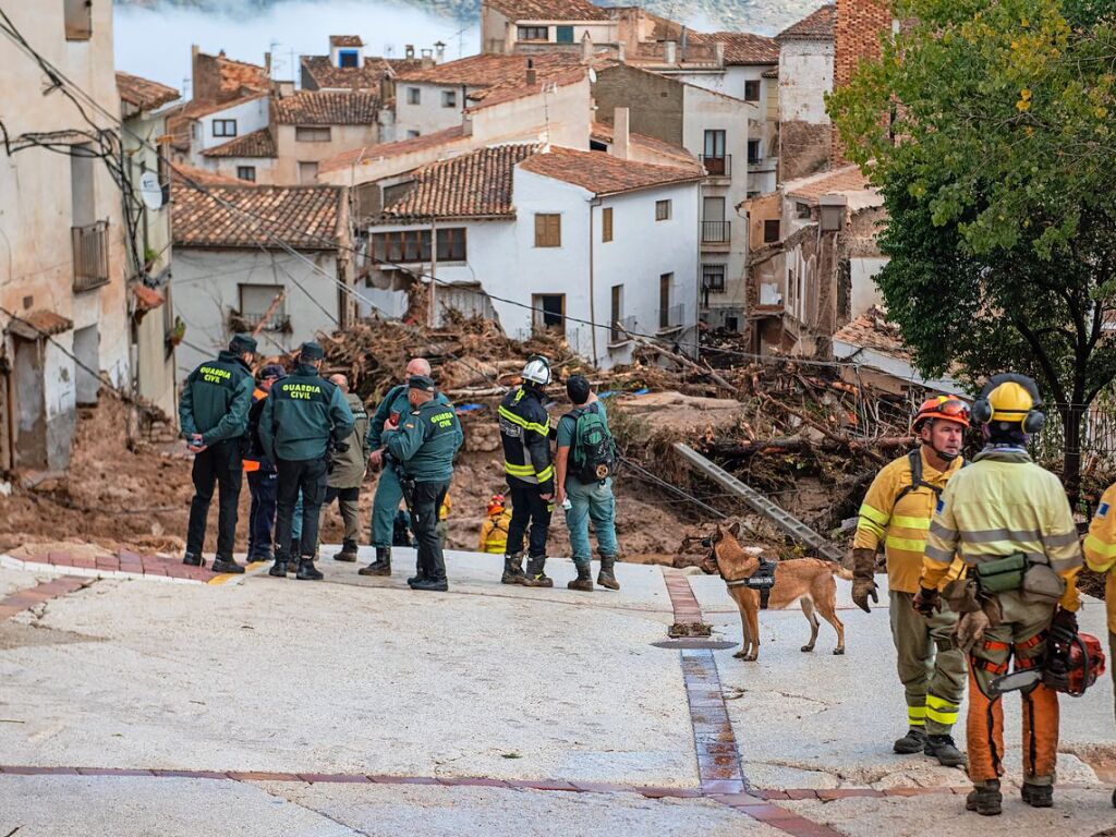 Letur: Feuerwehrleute und Beamte der Guardia Civil arbeiten in einem betroffenen Gebiet. Insgesamt 133 Einsatzkrfte verschiedener Rettungsdienste sind in der nach schweren Regenfllen verwsteten Stadt Letur in Albacete im Einsatz.