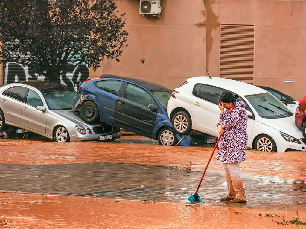 Valencia: Auch hier wurden Autos von den Wassermassen aufgestapelt.