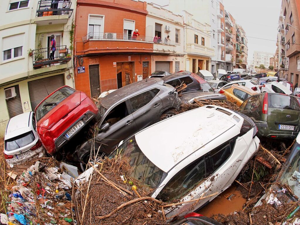 Valencia: Von den Wassermassen der berschwemmungen bereinander geschobene Autos liegen in einer berfluteten Straen.