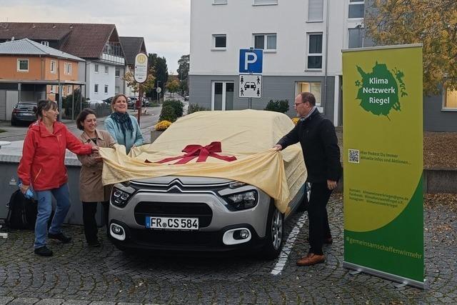 Groes Interesse bei der Einweihung der Carsharing-Station in Riegel