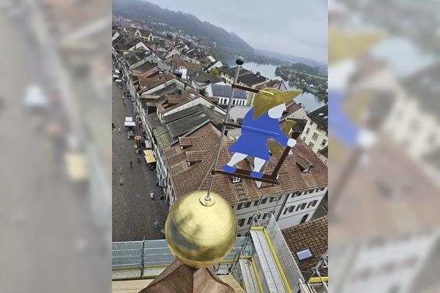 Neuer Glockenturm schwebt ein