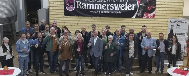 Winzerinnen und Winzer stoen mit ihre... fr die WG Rammersweier in Folge an.   | Foto: Ralf Burgmaier