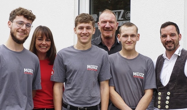 Mit Innungssieger Nikita Reder freuen ...lix Sturm und Daniel Munz (von links).  | Foto: Herbert Frey