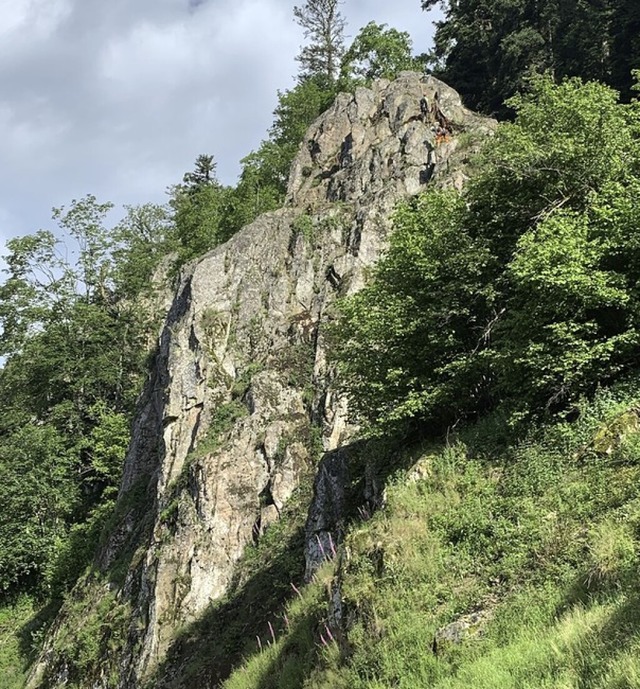 Die zu sichernde Felsgruppe an der L131 an der Sirnitz  | Foto: Regierungsprsidium Freiburg