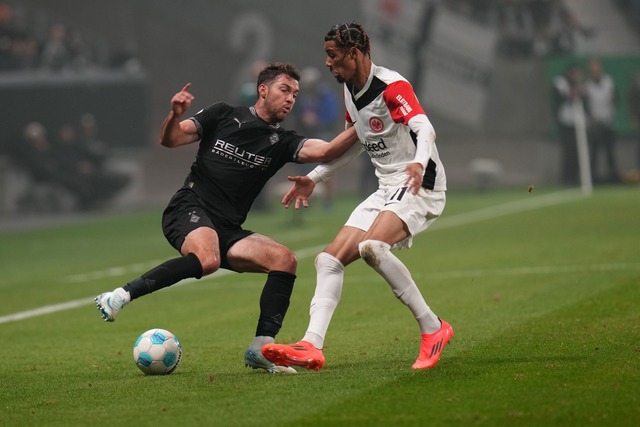 Eintracht Frankfurt um Hugo Ekitik&eac...zverweises lange in Unterzahl spielen.  | Foto: Thomas Frey/dpa