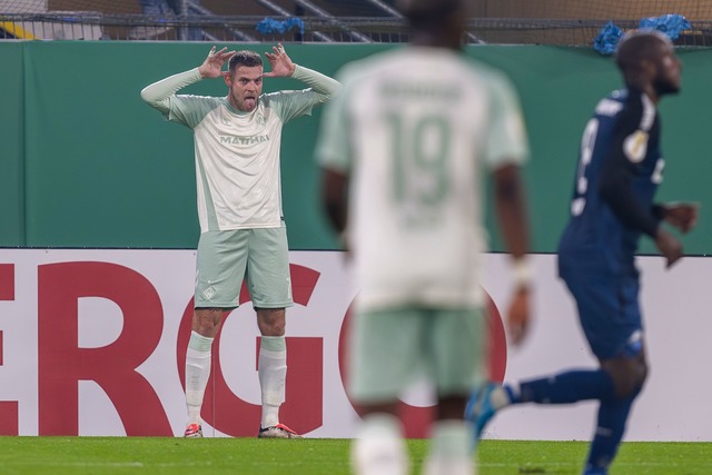 Marvin Ducksch von Werder Bremen feiert sein Tor zum 1:0 in Paderborn.  | Foto: David Inderlied/dpa