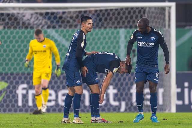 Paderborns Spieler reagieren nach dem 0:1 gegen Werder Bremen.  | Foto: David Inderlied/dpa