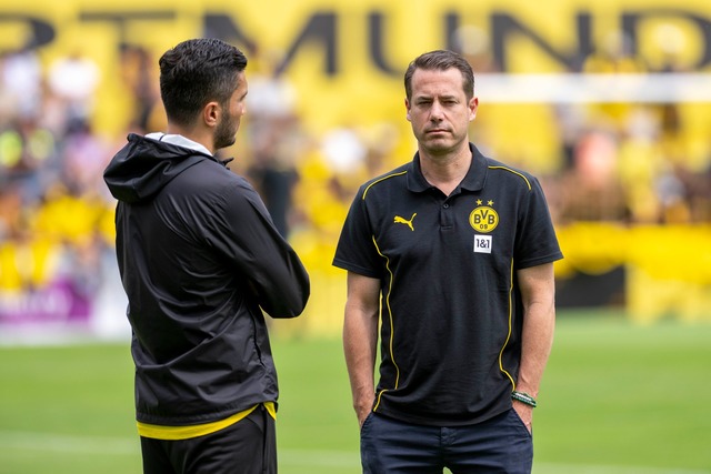 BVB-Boss Lars Ricken diskutiert nicht &uuml;ber Trainer Nuri Sahin (links)  | Foto: David Inderlied/dpa