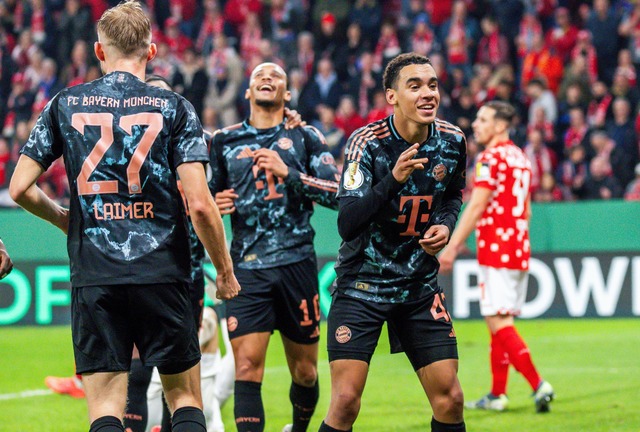 Jamal Musiala durfte beim Bayern-Sieg in Mainz dreimal jubeln.  | Foto: Torsten Silz/dpa