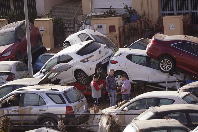 In Valencia wurden Autos wie Spielzeuge von den Wassermassen wegesplt.  | Foto: Alberto Saiz (dpa)