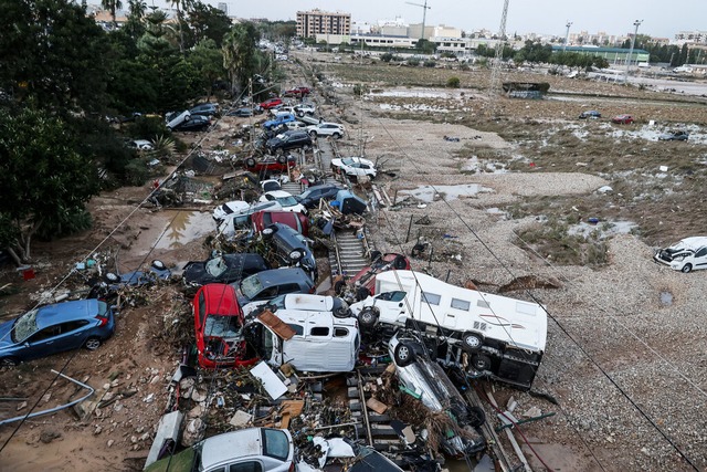 In Valencia wurden Autos wie Spielzeuge von den Wassermassen wegesplt.  | Foto: Rober Solsona (dpa)