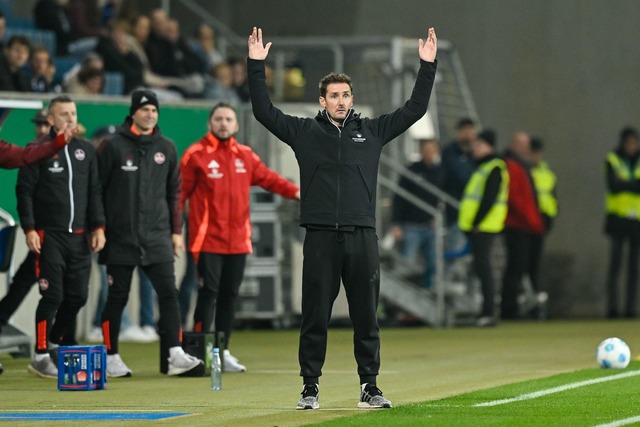 Ist ein Fan des VAR: N&uuml;rnbergs Trainer Miroslav Klose.  | Foto: Uwe Anspach/dpa