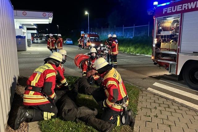 Mitglieder der Feuerwehr Rheinfelden proben bei Naturenergie den Ernstfall