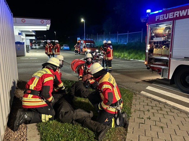 Nach der Rettung aus dem Lagergebude ...bungspuppe in die stabile Seitenlage.  | Foto: naturenergie netze GmbH 