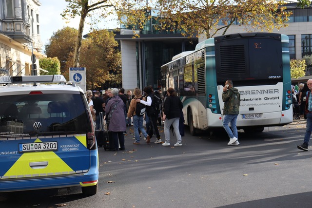 Fahrzeuge der Polizei stehen am Siegburger Bahnhof.  | Foto: Fototeam Raitz & B&ouml;hm/dpa