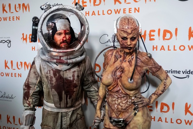 Heidi Klum (rechts) und ihr Mann Tom K...lloween-Kost&uuml;m 2019. (Archivbild)  | Foto: Charles Sykes/Invision/dpa