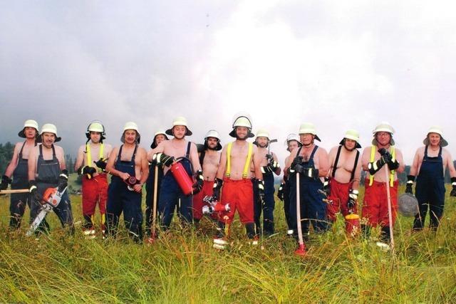 Sexy-Feuerwehr-Kalender gefllig? Den schenkt die Wehr von Grwihl-Engelschwand der Frauengemeinschaft