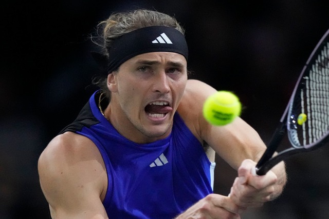 Tennisstar Alexander Zverev gewinnt se...inalmatch beim Tennisturnier in Paris.  | Foto: Michel Euler/AP