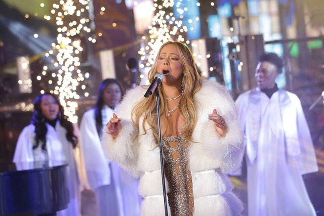 Festlich kann sie: "All I Want for Chr... Mariah Carey im Glitzer. (Archivfoto)  | Foto: Brent N. Clarke/Invision/AP/dpa