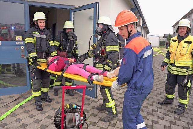 Feuerwehr und DRK haben in Wyhl beim simulierten Brand gut zusammengearbeitet