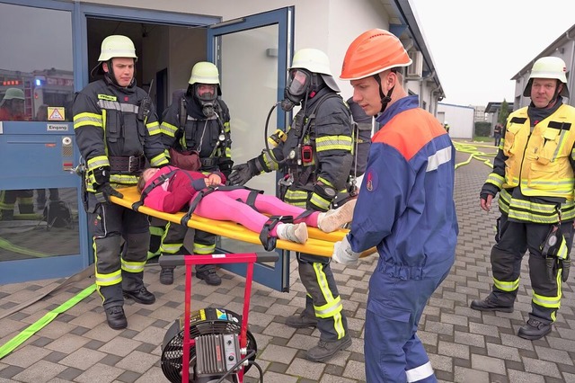 Hand in Hand: Feuerwehr und DRK kmmer...ch um den Abtransport der Verletzten.   | Foto: Jrgen Schweizer