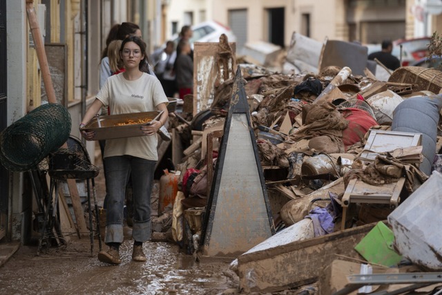 Spanien, Aldaia: Menschen bei den Aufrumarbeiten.  | Foto: dpa