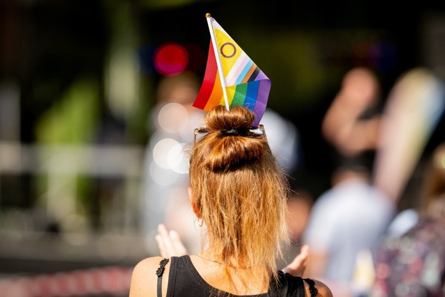 Eine Teilnehmerin mit einer Inter*Prog...ay (CSD) durch die Innenstadt Erfurts.  | Foto: dpa