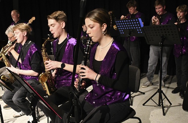 Die Bigband der Stdtischen Musikschul...cht der Klnge&#8220; im groen Saal.   | Foto: Barbara Ruda