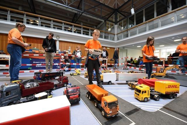 Modellbau-Ausstellung in Freiburg-Tiengen: Bagger, Truck und Zug in Kleinformat