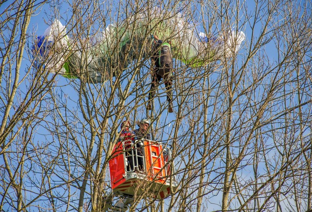 Ein Gleitschirmflieger h&auml;ngt in e... versucht, ihn zu retten. (Symbolbild)  | Foto: Henrik Schmitt/OSTHESSEN|NEWS/dpa