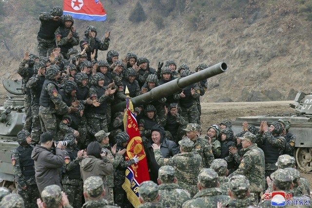 Auf diesem von der nordkoreanischen Re...ldung in Nordkorea teilgenommen haben.  | Foto: Uncredited (dpa)