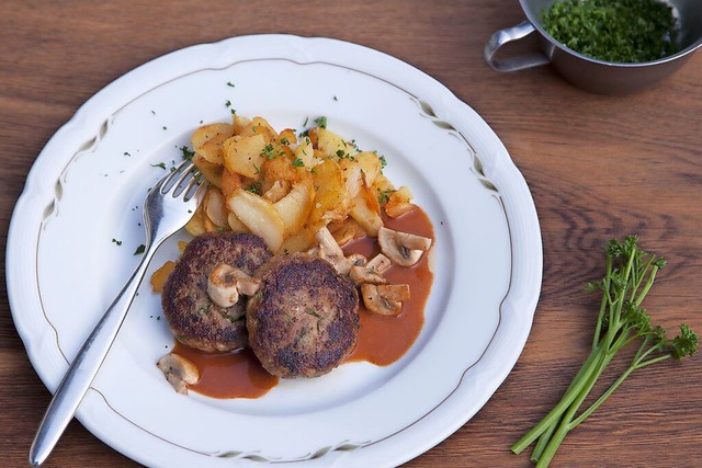 Wrzige Fleischkchle mit Pilzrahmsoe und Bratkartoffeln.  | Foto: Michael Wissing